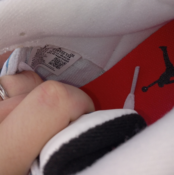 Air Jordan 3 Retro, UNC - Picture 3 of 5